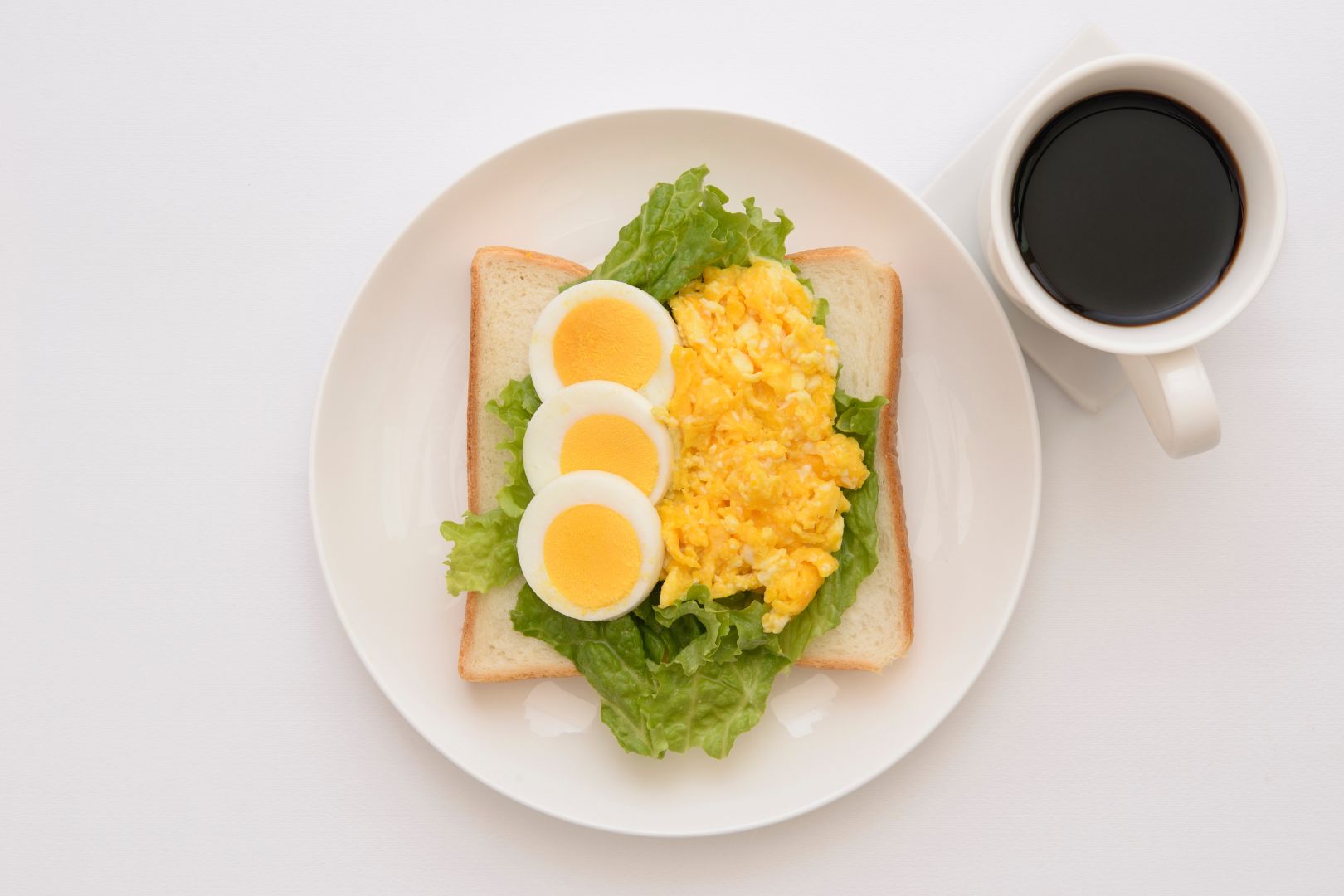 cafe da manha completo com cafeteira e omeleteira