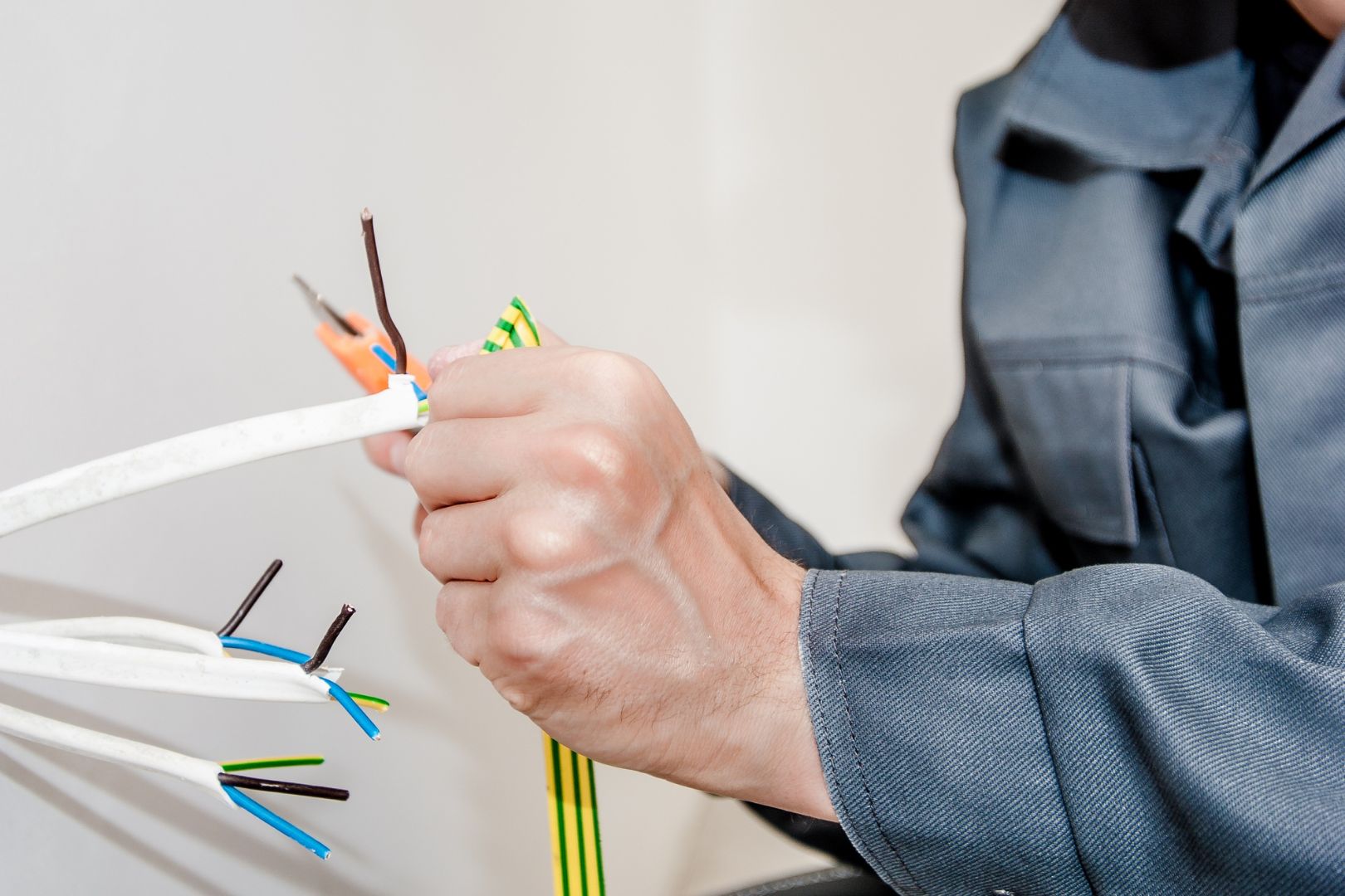 como identificar se o eletricista esta usando materiais de qualidade