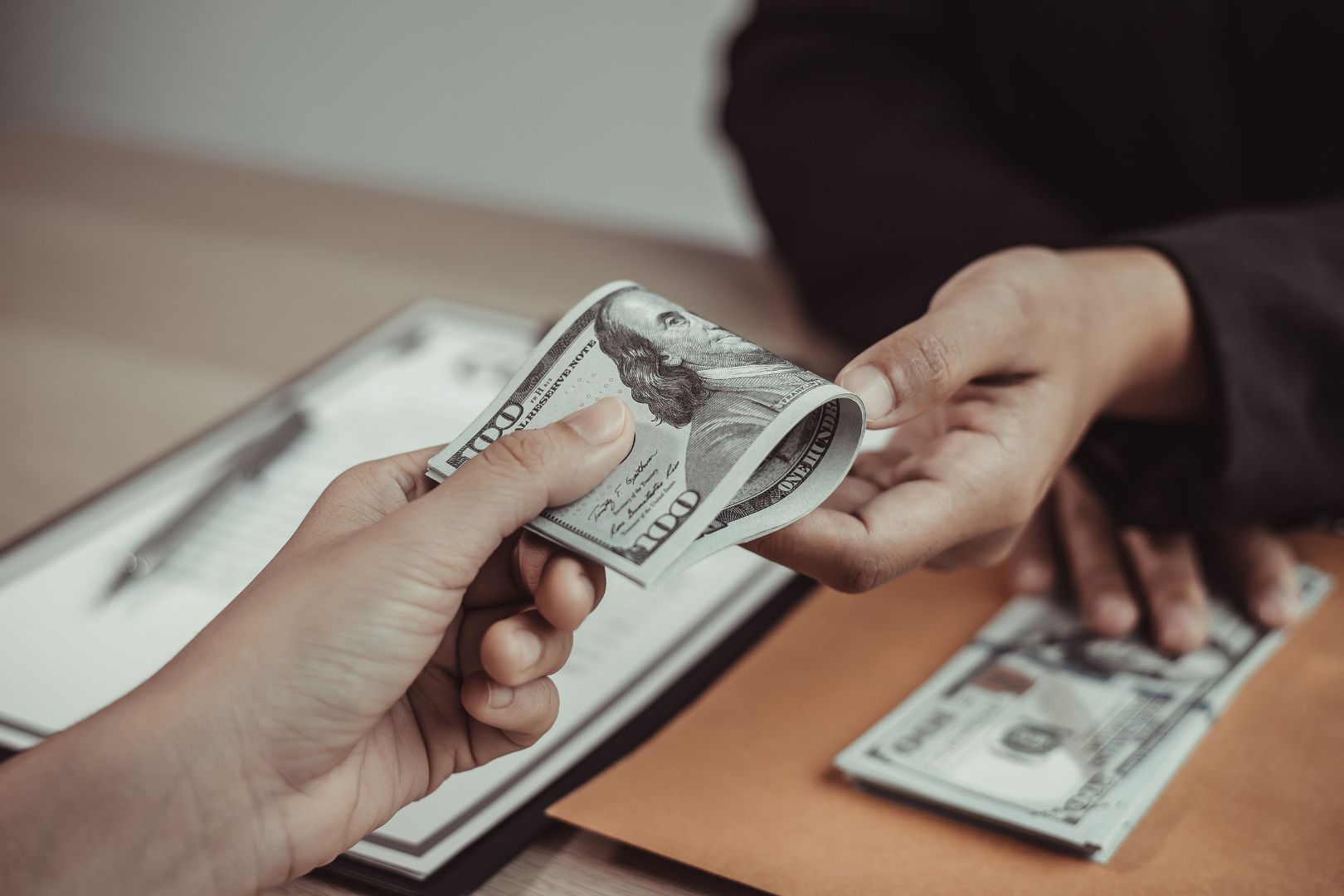 e normal o eletricista pedir adiantamento