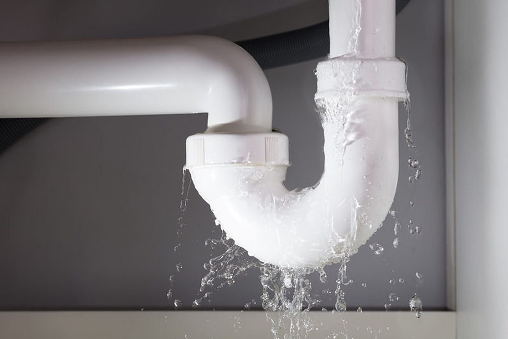 Como corrigir vazamento no cano de PVC rachado