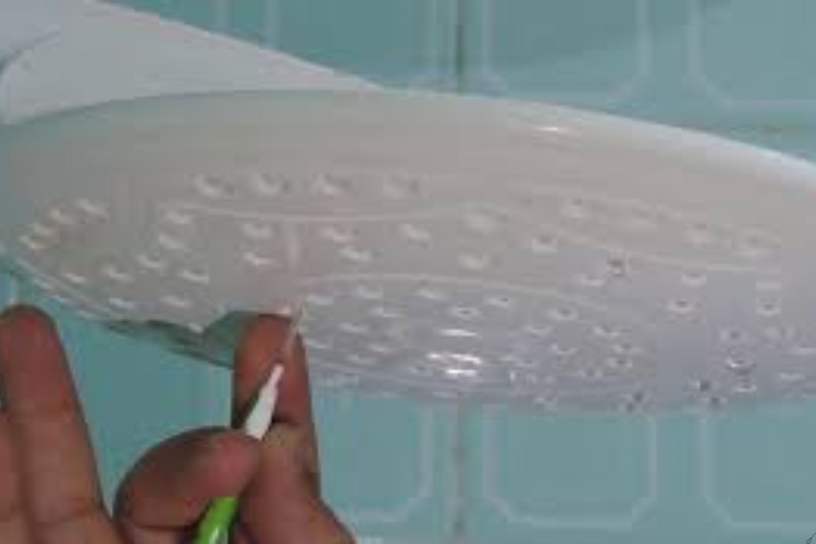 Dicas para desentupir chuveiro sem esforco